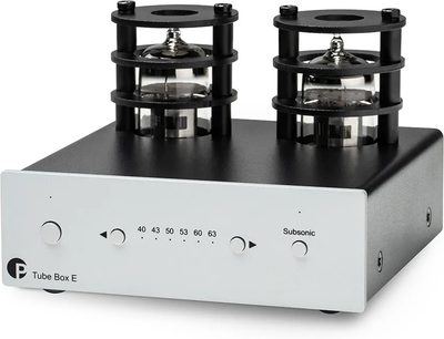 Προενισχυτής phono Pro-Ject Tube Box E μαύρος και ασημί με δύο εμφανείς λυχνίες στο επάνω μέρος σε λήψη τριών τετάρτων