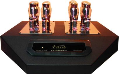 Kora Cosmos-forstærker, set ovenfra, 4 gyldne vakuumrør på linje på et rektangulært, mørkbrunt chassis