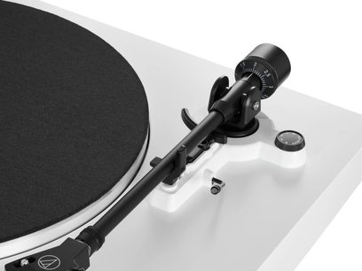 Audio Technica AT-LP3XBT witte platenspeler, zwarte toonarm met element, zwarte platenplaat, gedeeltelijk bovenaanzicht