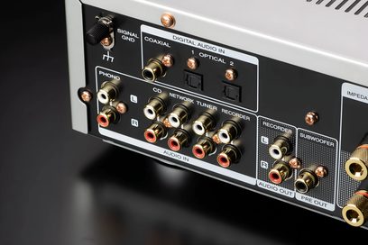 Marantz PM6007 gümüş altın renkli stereo ampli, analog ve dijital ses bağlantı noktalarının yakın arka görünümü