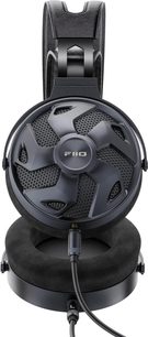 Cuffia hi-fi cablata aperta FiiO FT3 350 Ohm nera in alluminio con griglia posteriore a motivo elicoidale, padiglioni in velluto spesso, archetto in similpelle e cavo intrecciato a vista, vista frontale sull’auricolare sinistro