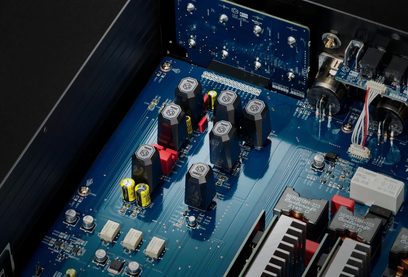 Circuito interno dell'amplificatore hi-fi stereo Rose RA280, scheda blu con componenti neri e condensatori gialli