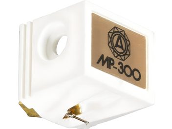 Diamante in platino per vinile Nagaoka JN-P300 in plastica bianca con targhetta beige recante la scritta nera MP-300 e cantilever metallico dorato a vista, vista ravvicinata tre quarti anteriore sinistra