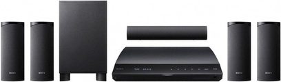 Sony BDV-E280 hjemmebiografsystem bestående af 5 sorte højttalere, 1 sort subwoofer og 1 sort forstærker