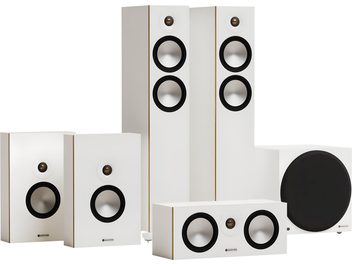 Monitor Audio Bronze 300 5.1 luidsprekerset in wit met witte matte rechthoekige behuizingen, zwarte en grijze ronde luidsprekers, bestaande uit twee torens, twee compacte luidsprekers, een horizontale centerluidspreker en een subwoofer, gezien vanuit een drie-kwart voorzijde