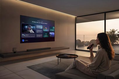 Samsung TQ48S92H fladskærms-tv 2026 monteret på væggen i en moderne stue, set i trekvartperspektiv