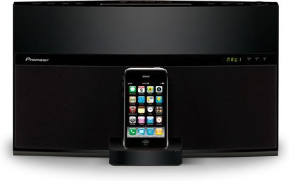 Pioneer XW-NAV1 sort dockingstation, set forfra, iPhone placeret i dockingstationen, skærm tændt viser app-ikoner