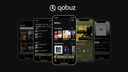 Fem sorte smartphones i metal og glas, set forfra, med forskellige Qobuz-musikapp-interfaces vist på deres skærme, sort baggrund