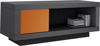 Lavt, matblankt sort TV-møbel VARIC L fra Schnepel, med orange skydedør, åben niche, hylde og strømlinet design