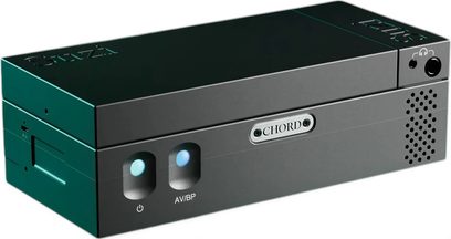 Ampli hi-fi intégré stéréo Chord Electronics SUZI, vue en perspective, boîtier rectangulaire noir, boutons circulaires avant, grille perforée côté droit
