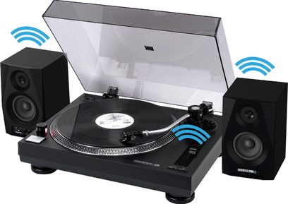 Plato giratorio de vinilo Reloop RT-1 BT negro con tapa transparente y altavoces inalámbricos DSM3 BT estéreo a cada lado