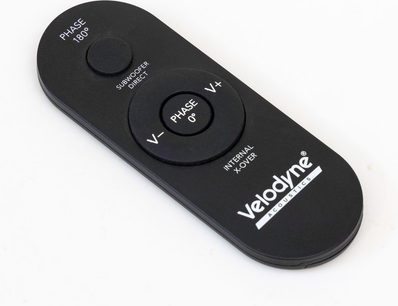 Juoda Velodyne MicroVee X žemų dažnių garso kolonėlė, žiūrint iš viršaus, su fazės, tiesioginio žemų dažnių garso kolonėlės ir garsumo valdymo mygtukais