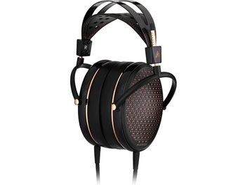 Audeze CRBN2 åbne, kablede hi-fi hovedtelefoner, set fra siden, sort perforeret hovedbøjle, cirkulære ørepuder, metalgitter