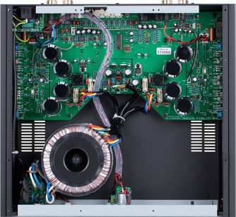 Integreret stereo hi-fi forstærker Musical Fidelity M5si sort, set oppefra, grøn printplade, sorte cylindriske kondensatorer, centralt toroidtransformator, flerfarvet kabelføring, stik og diverse komponenter