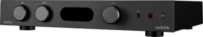 Amplificatore hi-fi stereo Audiolab 6000A nero visto di tre quarti, pannello frontale essenziale con tre grandi manopole rotonde e presa per cuffie