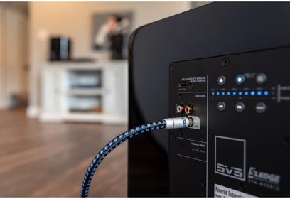 Kabel til subwoofer SoundPath Subwoofer 12m tilsluttet LFE-indgangen på en sort subwoofer