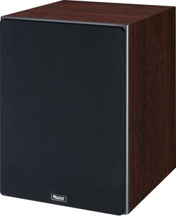 Magnat Sub 530A Subwoofer, Ansicht aus einem Winkel, schwarze Front mit sichtbarem Logo, Seiten aus dunklem Holz, kubische Form