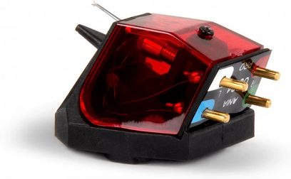 Cápsula para tocadiscos de vinilo Rega Ania Pro MC, cuerpo negro, diamante rojo, 3 puntas de lectura doradas, vista de 3/4 frontal