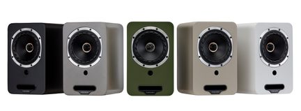 Vijf compacte Fyne Audio boekenplankspeakers met coaxiale luidspreker, afwerkingen in zwart grijs groen beige wit