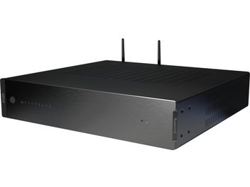 Russound SMZ-8 multiromsforsterker i svart med frontpanel i børstet aluminium og blå LED, trekvarts forfra-visning med Wi-Fi-antenner