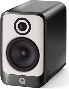 Q Acoustics Concept 30 sort lakeret bogreolhøjttaler, set forfra, blank sort kabinet, sort og hvid højttaler