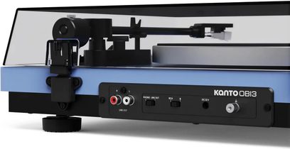 Tocadiscos Kanto OBI3 G2 azul claro, vista trasera con brazo de lectura y conectores RCA visibles