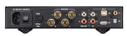 Vedere din spate a panoului metalic negru al unui amplificator audio, priză IEC, siguranță, borne pentru difuzoare aurii, RCA, USB, optic