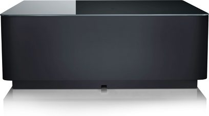 Czarny subwoofer Canton Smart Sub 10 widok z przodu, niska prostokątna obudowa z błyszczącym szklanym blatem