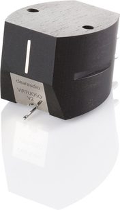 ClearAudio Virtuoso V2 sort pladespiller, set fra højre forside i 3/4 vinkel, placeret på en hvid sokkel, med monteret pickup