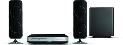Philips HTS-7200 hjemmebiografsystem bestående af en Blu-ray-afspiller, to højttalertårne og en basrefleksboks, set forfra