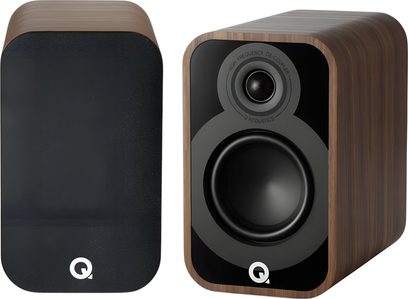 Reproduktory Q Acoustics 5010 v provedení růžového dřeva, hnědá dřevěná skříň s zaoblenými rohy a lesklým černým čelem, zobrazené zepředu s akustickou mřížkou a z tříčtvrtečního pohledu odhalující výškový a basový reproduktor