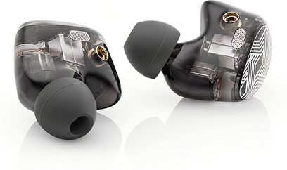 Auriculares intrauditivos FiiO FA19 en plástico negro translúcido, vista en tres cuartos, almohadillas de silicona negra, carcasas que dejan ver la electrónica interna con rejilla de ventilación plateada, conector dorado y placa frontal con diseño geométrico blanco