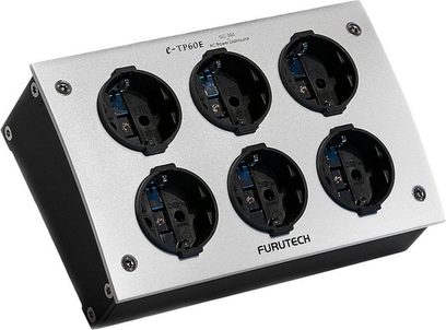Multipresa Furutech e-TP60E a 6 prese elettriche nere su corpo metallico grigio, vista frontale leggermente dall'alto