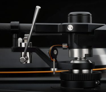 Bras de lecture de platine vinyle noir et argent, vue rapprochée avec levier métallique et câble orange