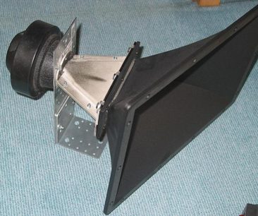 Sort JBL S2600 højttaler, set fra siden, med drejeligt metalstativ og lydstik på bagsiden