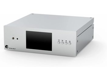 Pro-Ject CD Box RS2 Transport i sølv aluminium, sett fra høyre fremre trekvartsvinkel, med svart skjerm og fire runde knapper