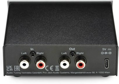 Pro-Ject Head Box E čierny, zadný pohľad so vstupmi a výstupmi RCA ľavý pravý a napájacím portom USB-C