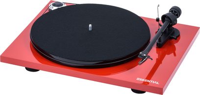 Pro-Ject Essential III BT rød lakeret pladespiller, set ovenfra i et skråt perspektiv, med mat sort pladedrev og sort tonarm