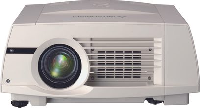 Světlý šedý videoprojektor Mitsubishi FL6900U, pohled zepředu, objektiv uprostřed, boční ventilační mřížky, tlačítka na horní straně
