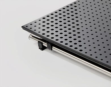 Perforowany panel akustyczny Artnovion FixArt Tube Double, metalowy, prostokątny, gęste okrągłe otwory, szyny montażowe
