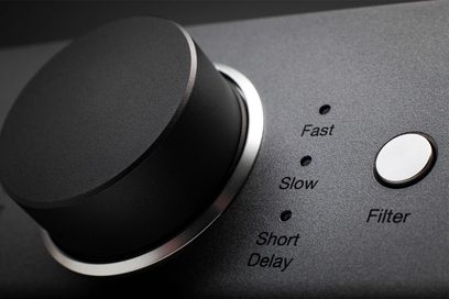 Przetwornik cyfrowo-analogowy (DAC) Cambridge Audio DacMagic 200M w kolorze srebrnym, widok z góry, obrotowy przycisk i selektor filtra
