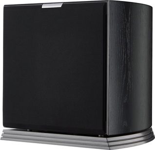 Subwoofer AudioVector RSUB Arreté v černém dřevěném dýhovém provedení s velkou přední tkaninovou mřížkou, mírně zaoblenými žebrovanými boky a šedým laminátovým kovovým podstavcem, pohled z pravého předního tříčtvrtečního úhlu