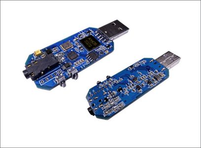 Sort Encore mDSD lyd-DAC-konverter, to rektangulære blå printplader med elektroniske komponenter, set oppefra