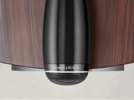 Bowers & Wilkins-høyttaler, nærbilde av svart riflet diskant og sfærisk grill, mørk trefinish