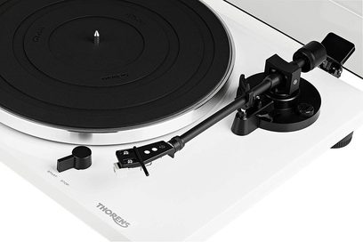 Lackerad vit skivspelare Thorens TD 201 ovanifrån med tonarm och pickup, på svart roterande tallrik