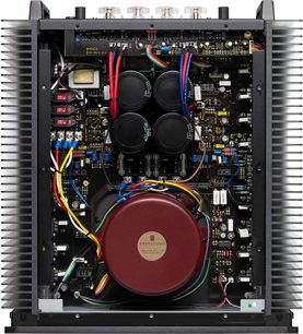 Zesilovač Parasound Halo A21+ v černé barvě, pohled na vnitřní elektronické součásti a červený toroidní transformátor