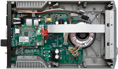 Cyrus Stream XP netværksaudioafspiller sølv, indvendigt syn af elektroniske komponenter, printplader, blæser, transformer