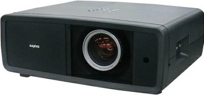 Projektor wideo Sanyo PLV-Z4000 w kolorze czarnym, widok z przodu, centralnie umieszczona soczewka obiektywu, kratka głośnika po prawej stronie