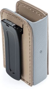 iFi Audio GO blu etui, tofarvet beige/grå i syntetisk materiale, sort bagclip, trekvart bagfra visning