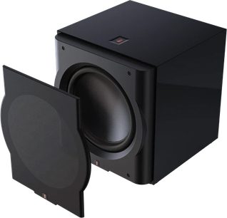 Schwarzes Perlisten D15s-Gitter, rechteckige Form mit seitlichen Ausschnitten, feines Gewebe, perspektivische Ansicht, abgenommen vor schwarzem Subwoofer platziert